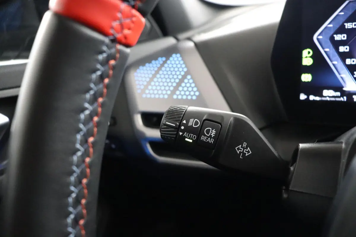M135 xDrive Panoramadak | Iconic Glow | Parking Assistant Plus | Harman Kardon | Stoelverwarming | Head-Up Display