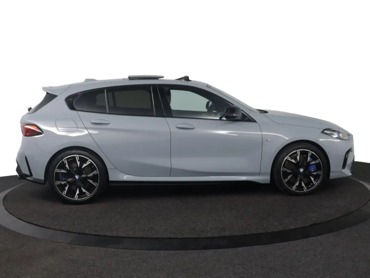 M135 xDrive Panoramadak | Iconic Glow | Parking Assistant Plus | Harman Kardon | Stoelverwarming | Head-Up Display