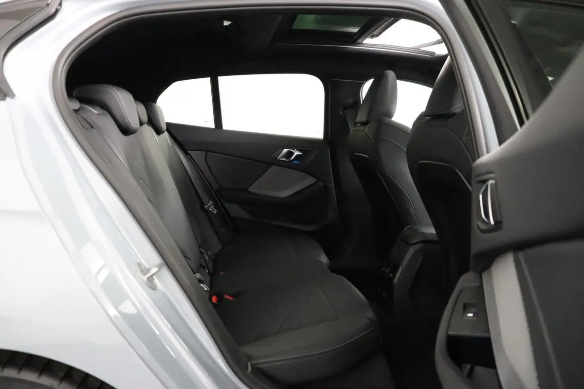 M135 xDrive Panoramadak | Iconic Glow | Parking Assistant Plus | Harman Kardon | Stoelverwarming | Head-Up Display