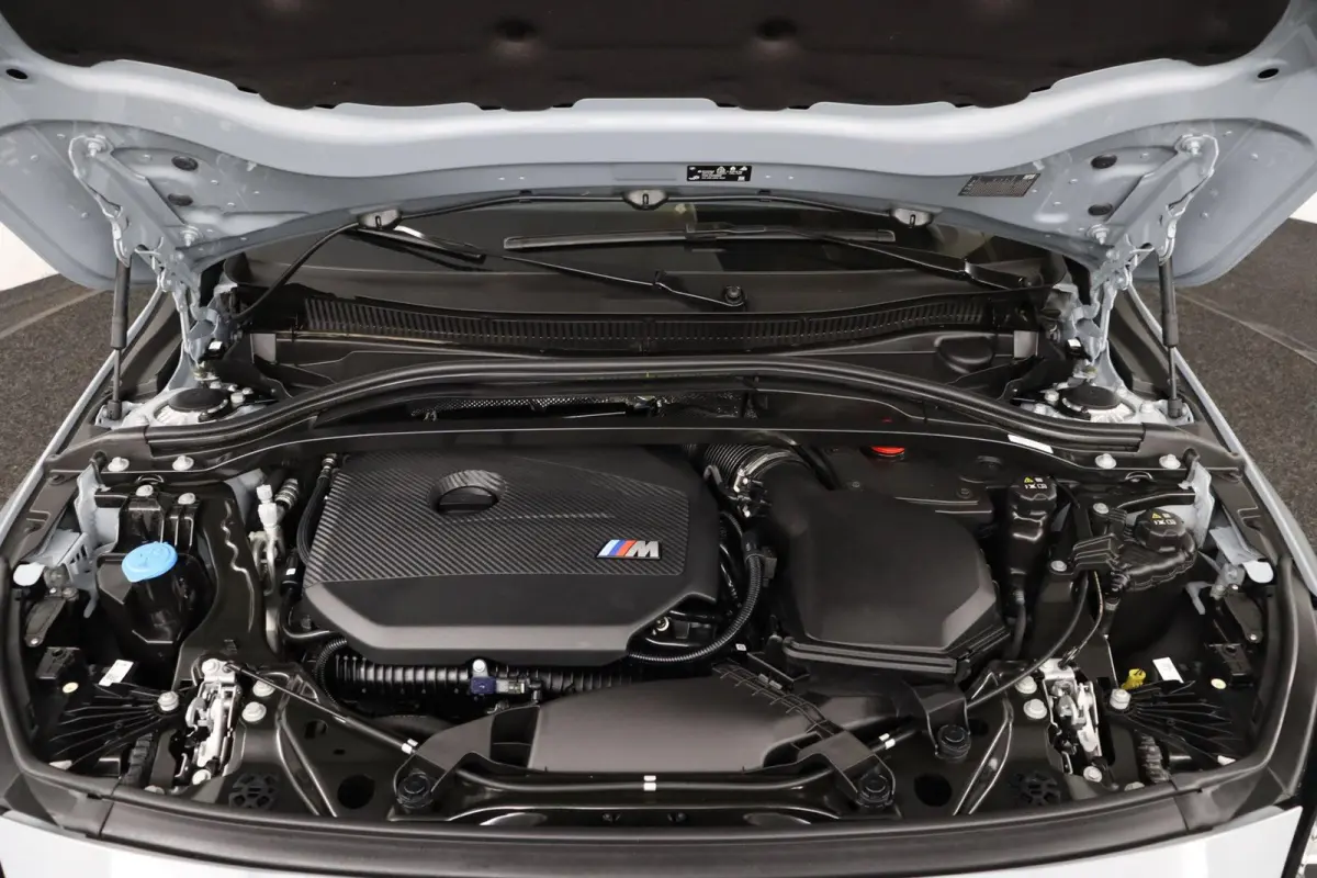 M135 xDrive Panoramadak | Iconic Glow | Parking Assistant Plus | Harman Kardon | Stoelverwarming | Head-Up Display
