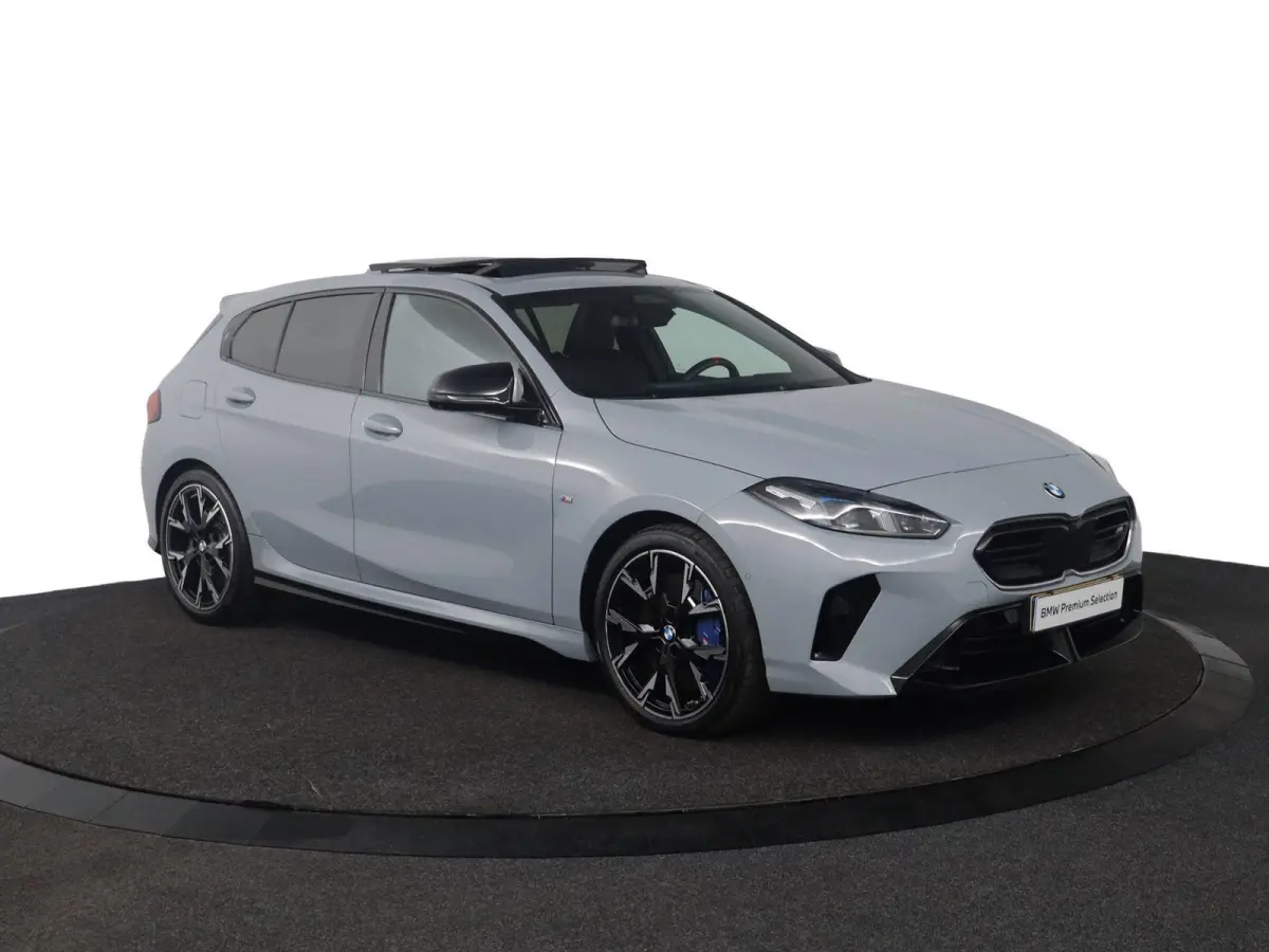 M135 xDrive Panoramadak | Iconic Glow | Parking Assistant Plus | Harman Kardon | Stoelverwarming | Head-Up Display
