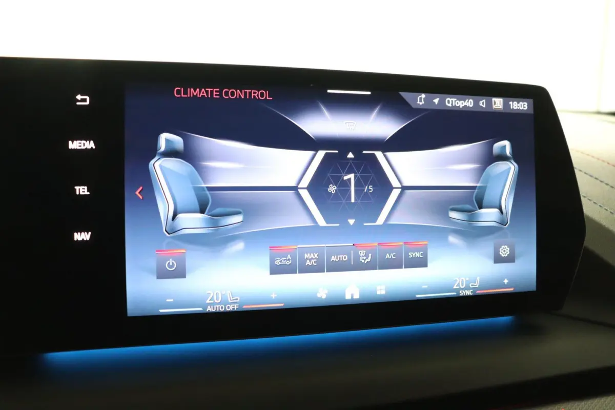 M135 xDrive Panoramadak | Iconic Glow | Parking Assistant Plus | Harman Kardon | Stoelverwarming | Head-Up Display