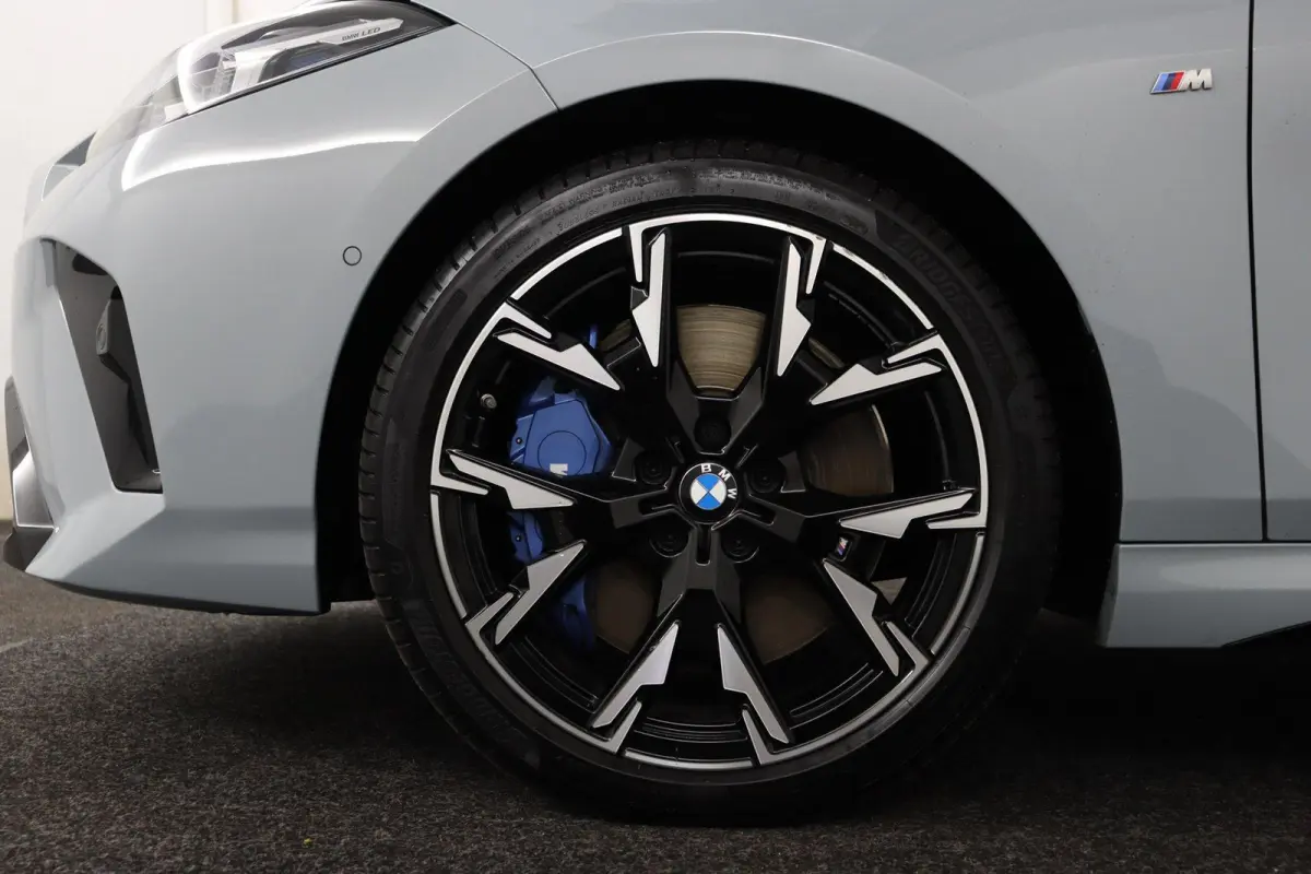 M135 xDrive Panoramadak | Iconic Glow | Parking Assistant Plus | Harman Kardon | Stoelverwarming | Head-Up Display