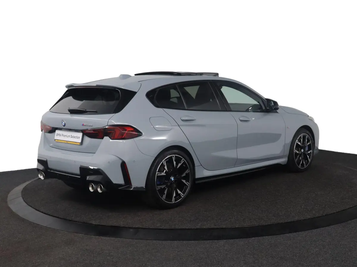 M135 xDrive Panoramadak | Iconic Glow | Parking Assistant Plus | Harman Kardon | Stoelverwarming | Head-Up Display
