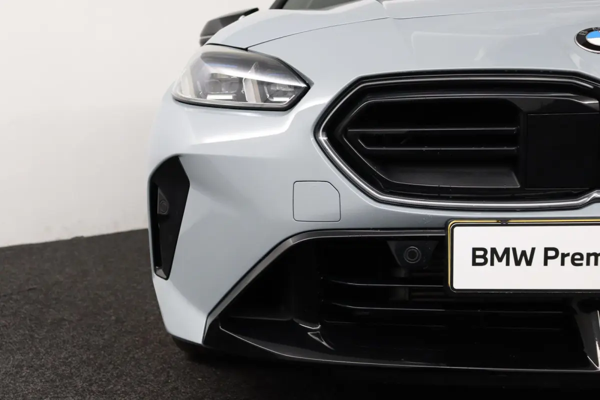 M135 xDrive Panoramadak | Iconic Glow | Parking Assistant Plus | Harman Kardon | Stoelverwarming | Head-Up Display