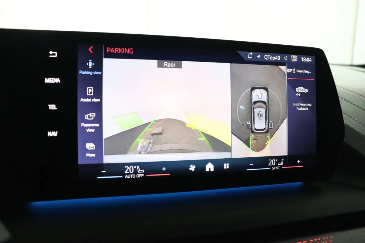 M135 xDrive Panoramadak | Iconic Glow | Parking Assistant Plus | Harman Kardon | Stoelverwarming | Head-Up Display