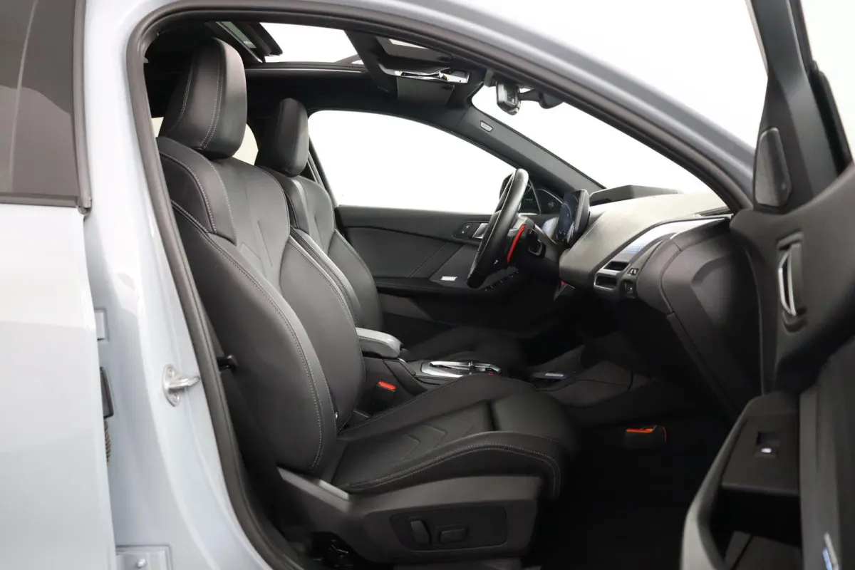 M135 xDrive Panoramadak | Iconic Glow | Parking Assistant Plus | Harman Kardon | Stoelverwarming | Head-Up Display