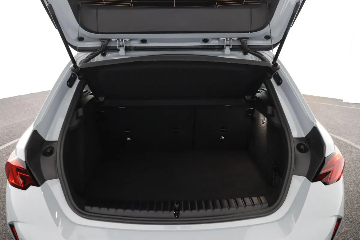 M135 xDrive Panoramadak | Iconic Glow | Parking Assistant Plus | Harman Kardon | Stoelverwarming | Head-Up Display