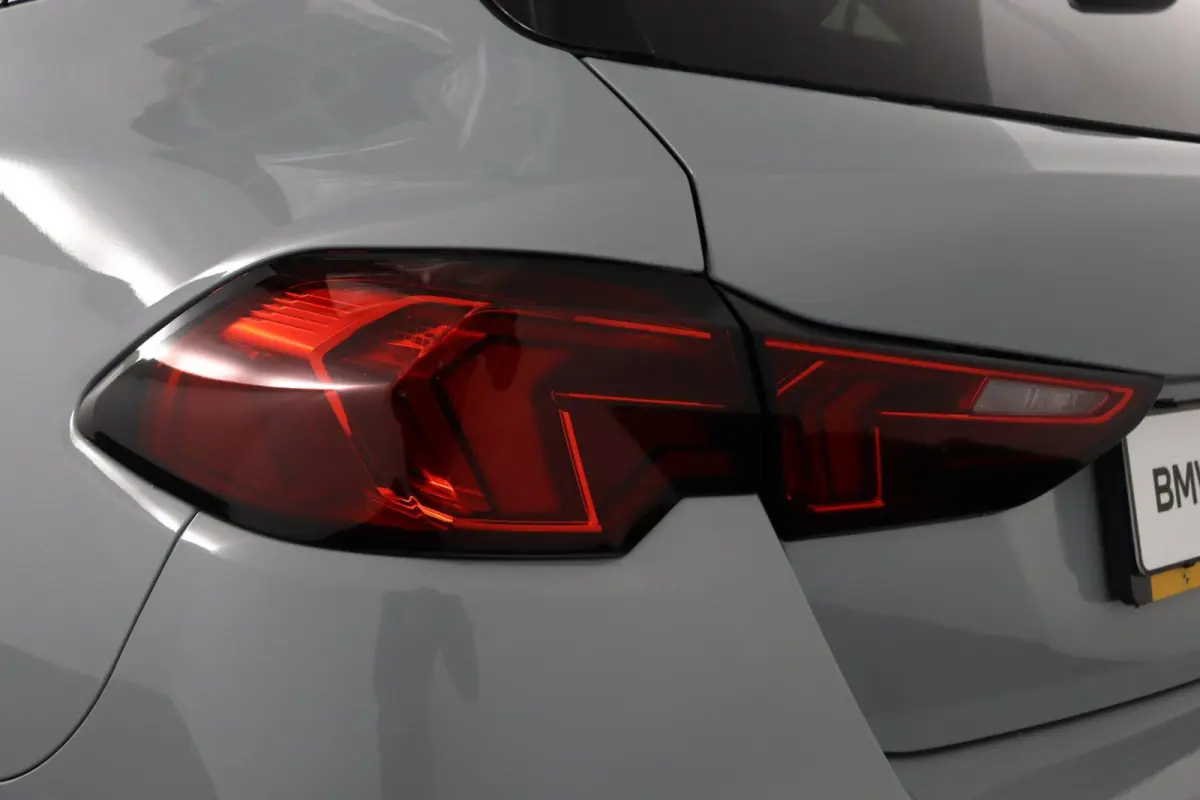 M135 xDrive Panoramadak | Iconic Glow | Parking Assistant Plus | Harman Kardon | Stoelverwarming | Head-Up Display
