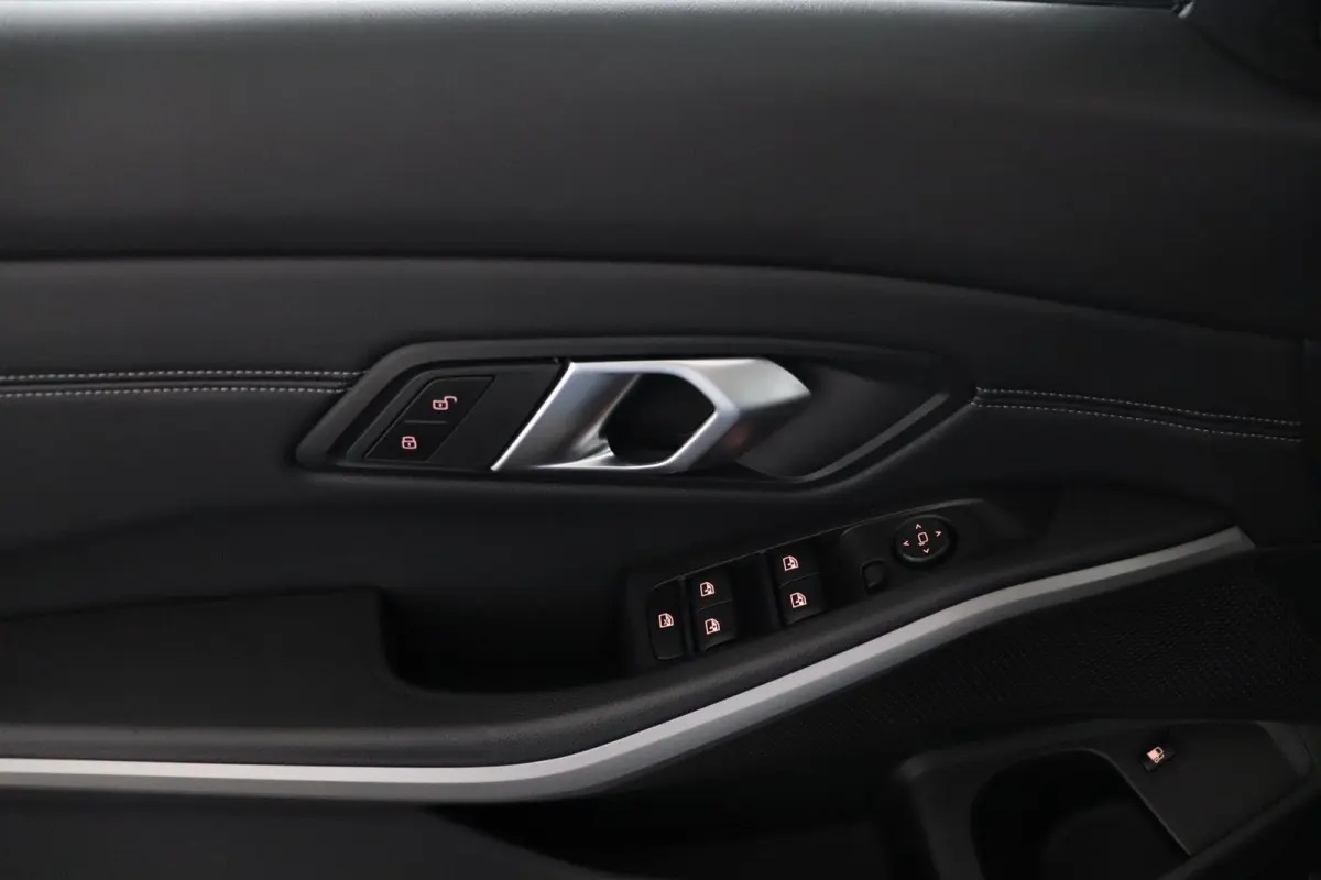 320e Business Edition Plus | SOH 95% | BMW Laserlicht | Head-Up Display | Stoelverwarming | HiFi | Actieve Cruise Control