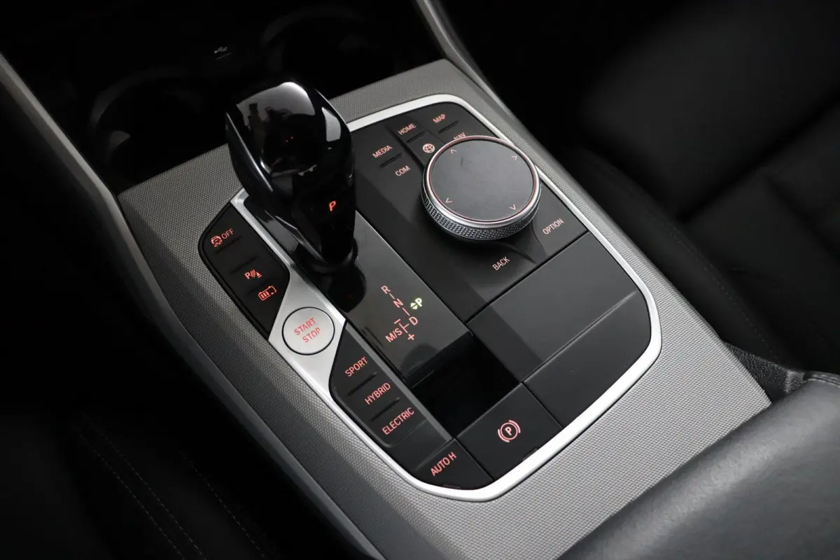 320e Business Edition Plus | SOH 95% | BMW Laserlicht | Head-Up Display | Stoelverwarming | HiFi | Actieve Cruise Control