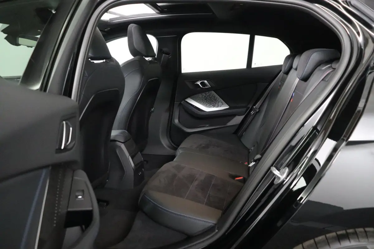 120 M Sport Design Edition M Sport Pro | Panoramadak | Trekhaak | Stoelverwarming | Driving Assistant