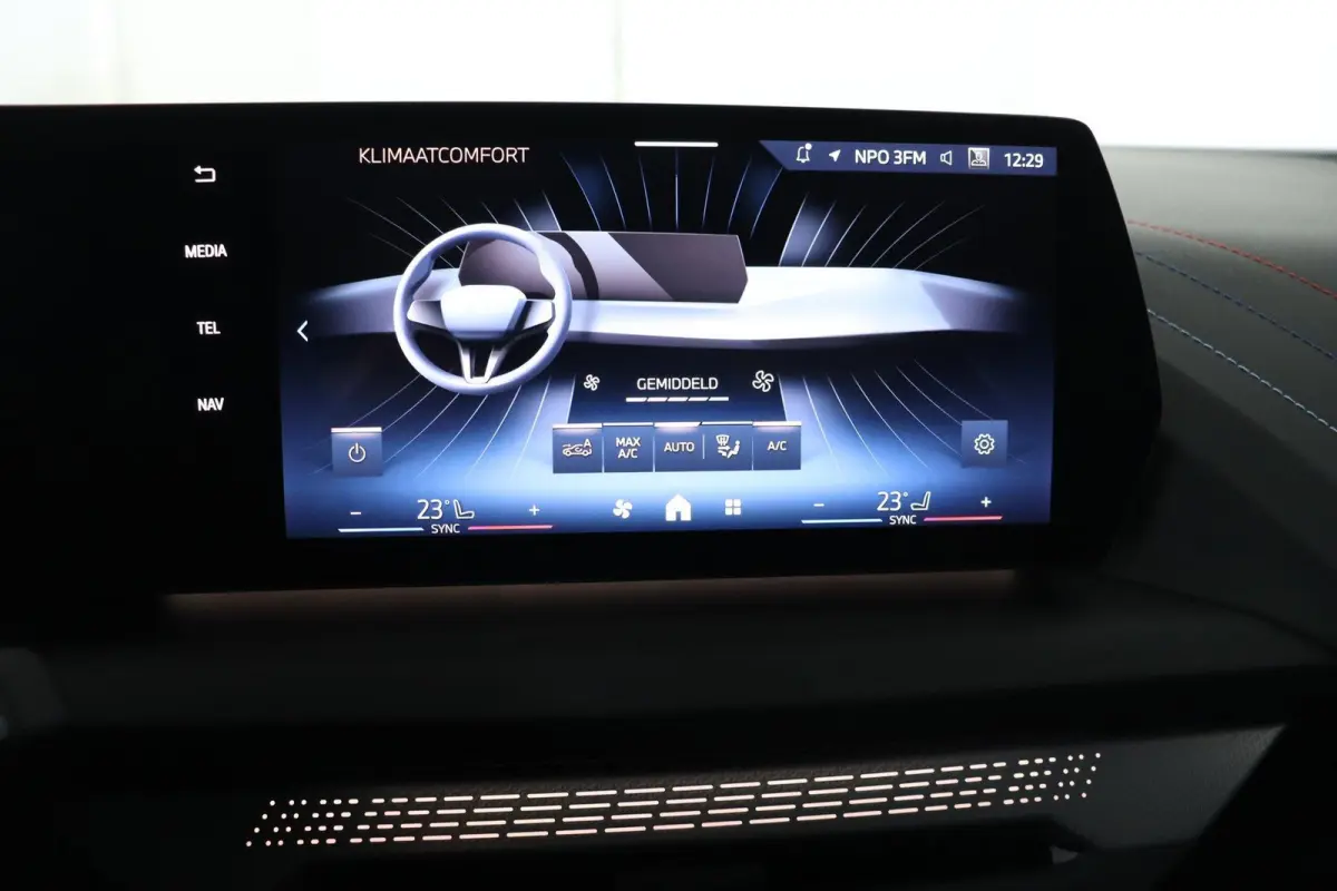 120 M Sport Design Edition M Sport Pro | Panoramadak | Trekhaak | Stoelverwarming | Driving Assistant