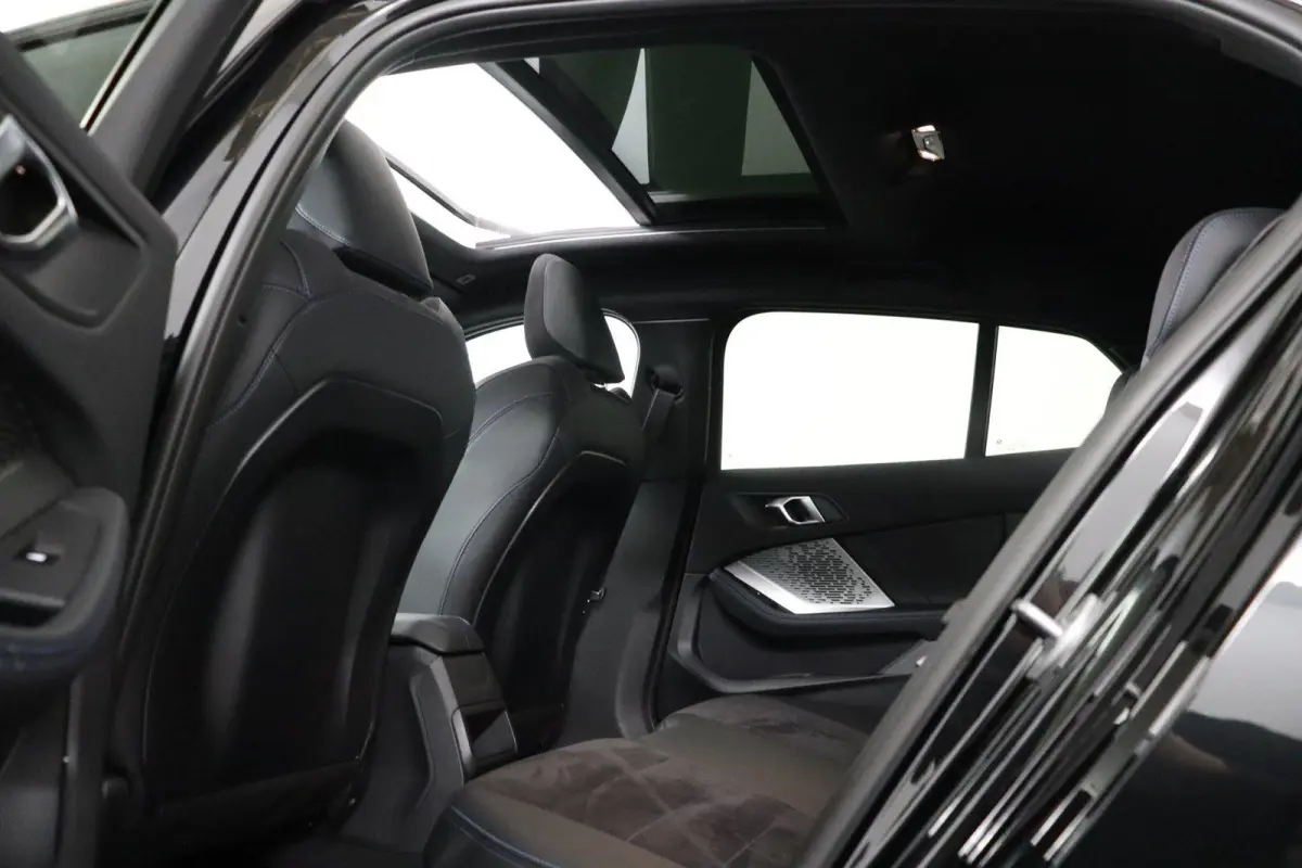 120 M Sport Design Edition M Sport Pro | Panoramadak | Trekhaak | Stoelverwarming | Driving Assistant