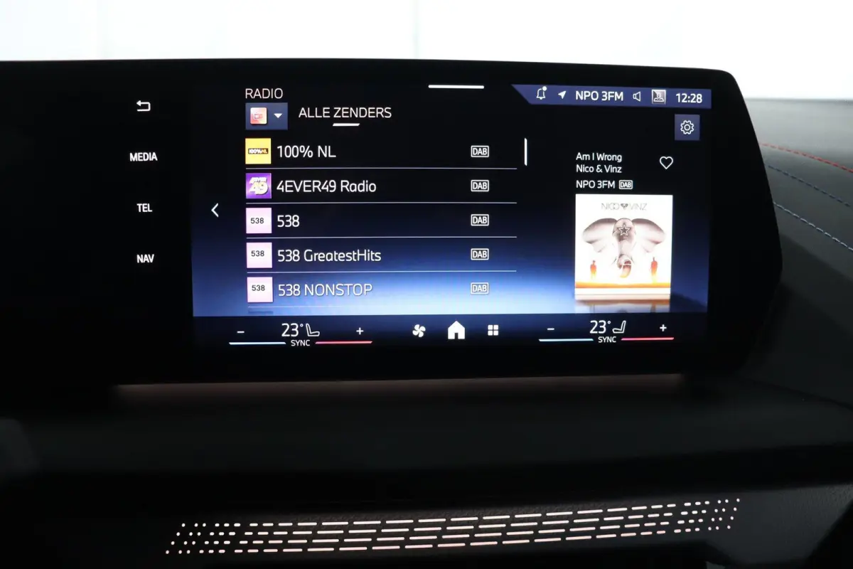120 M Sport Design Edition M Sport Pro | Panoramadak | Trekhaak | Stoelverwarming | Driving Assistant