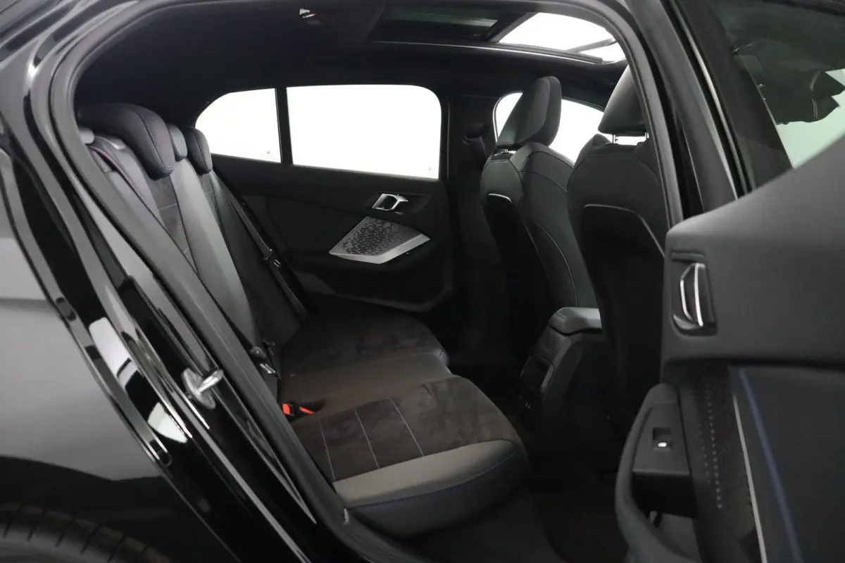 120 M Sport Design Edition M Sport Pro | Panoramadak | Trekhaak | Stoelverwarming | Driving Assistant