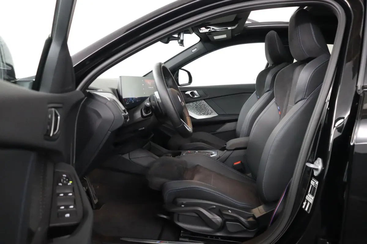120 M Sport Design Edition M Sport Pro | Panoramadak | Trekhaak | Stoelverwarming | Driving Assistant