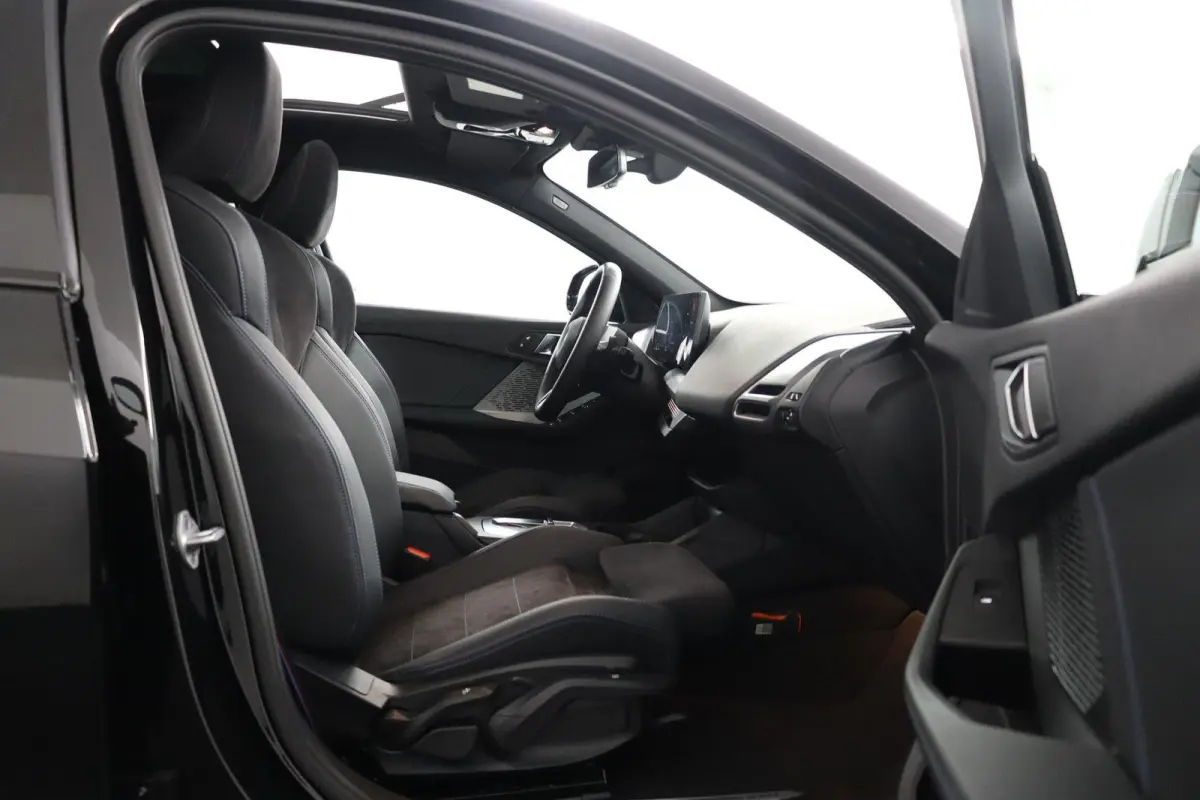 120 M Sport Design Edition M Sport Pro | Panoramadak | Trekhaak | Stoelverwarming | Driving Assistant