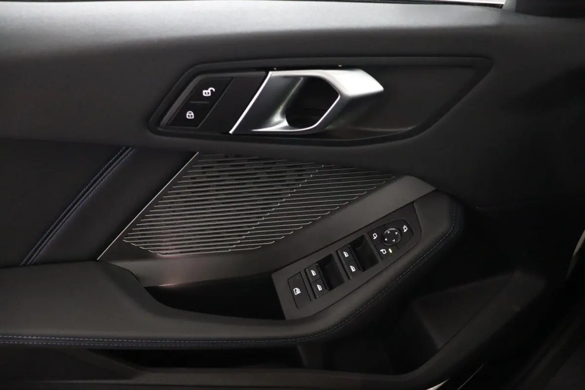 120 M Sport Design Edition M Sport Pro | Panoramadak | Trekhaak | Stoelverwarming | Driving Assistant
