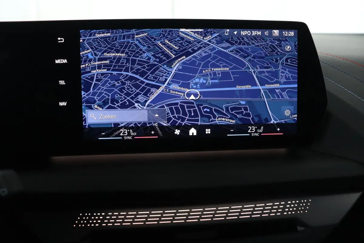 120 M Sport Design Edition M Sport Pro | Panoramadak | Trekhaak | Stoelverwarming | Driving Assistant