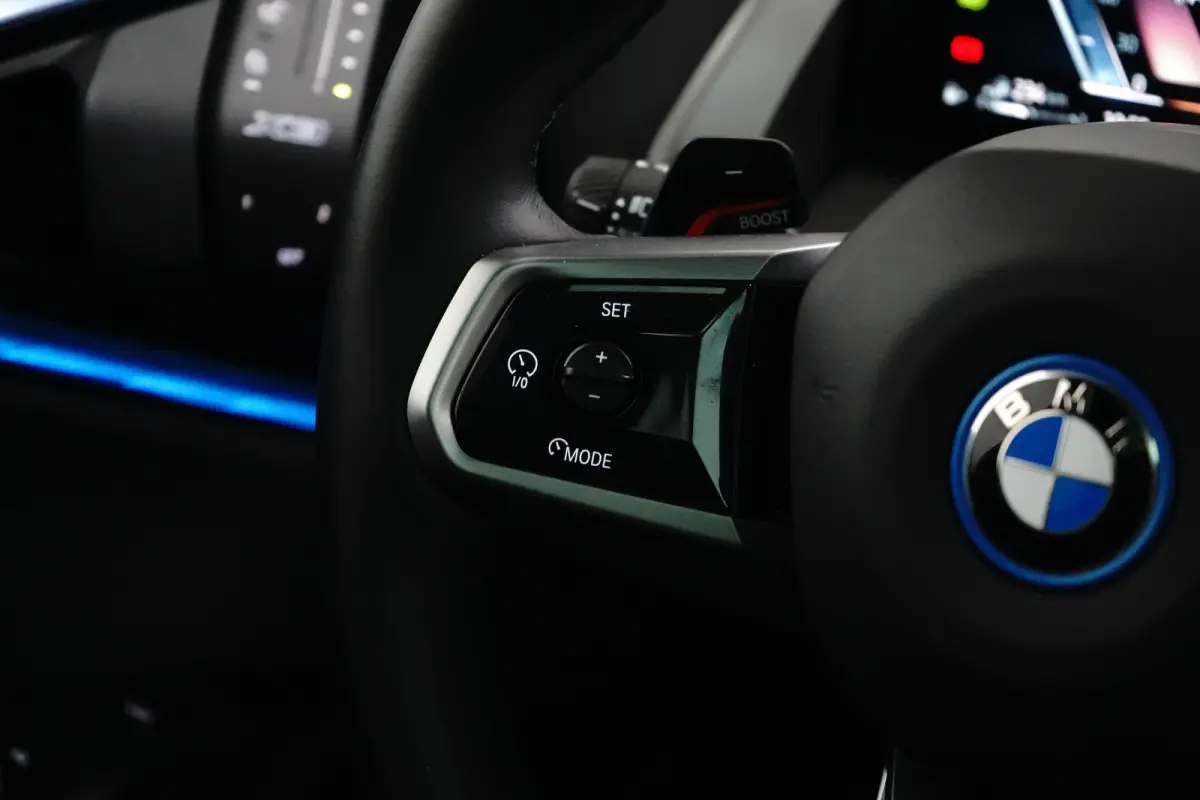 30e xDrive | M-SPORT | 360° CAMERA | PANODAK | ADAPTIVE CRUISE | ELEKTR. STOEL INCL MEMORY | PREMIUM AUDIO | STOELVERWARMING | DODE HOEK