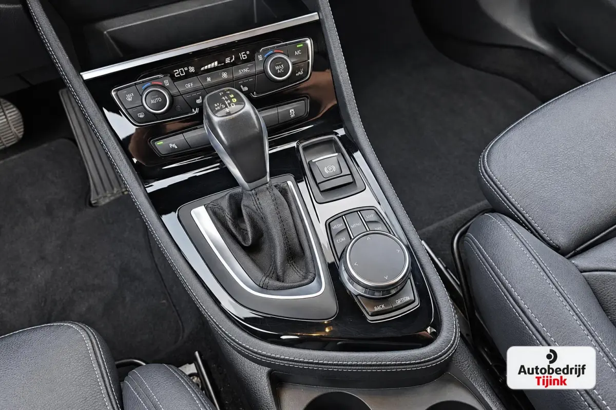 218i Corporate Lease High Executive | Automaat | LED | Navi | Stoelverwarming | Elek. achterklep | Leder | Sportstoelen | HUD | Cruise | All-seasons |