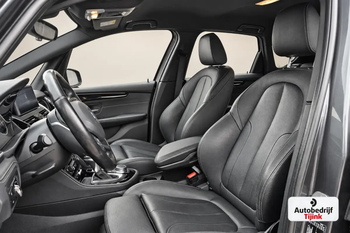218i Corporate Lease High Executive | Automaat | LED | Navi | Stoelverwarming | Elek. achterklep | Leder | Sportstoelen | HUD | Cruise | All-seasons |