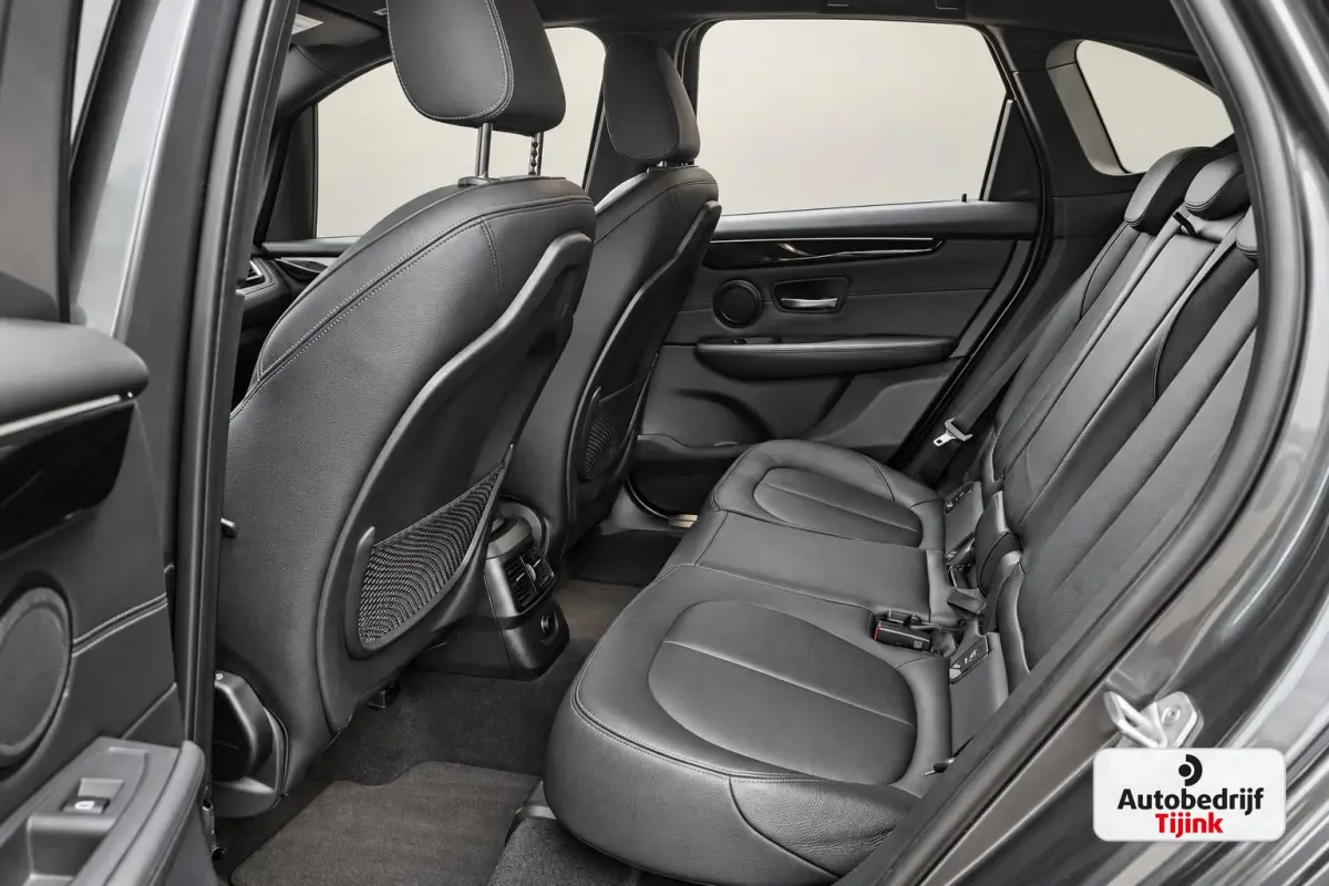 218i Corporate Lease High Executive | Automaat | LED | Navi | Stoelverwarming | Elek. achterklep | Leder | Sportstoelen | HUD | Cruise | All-seasons |