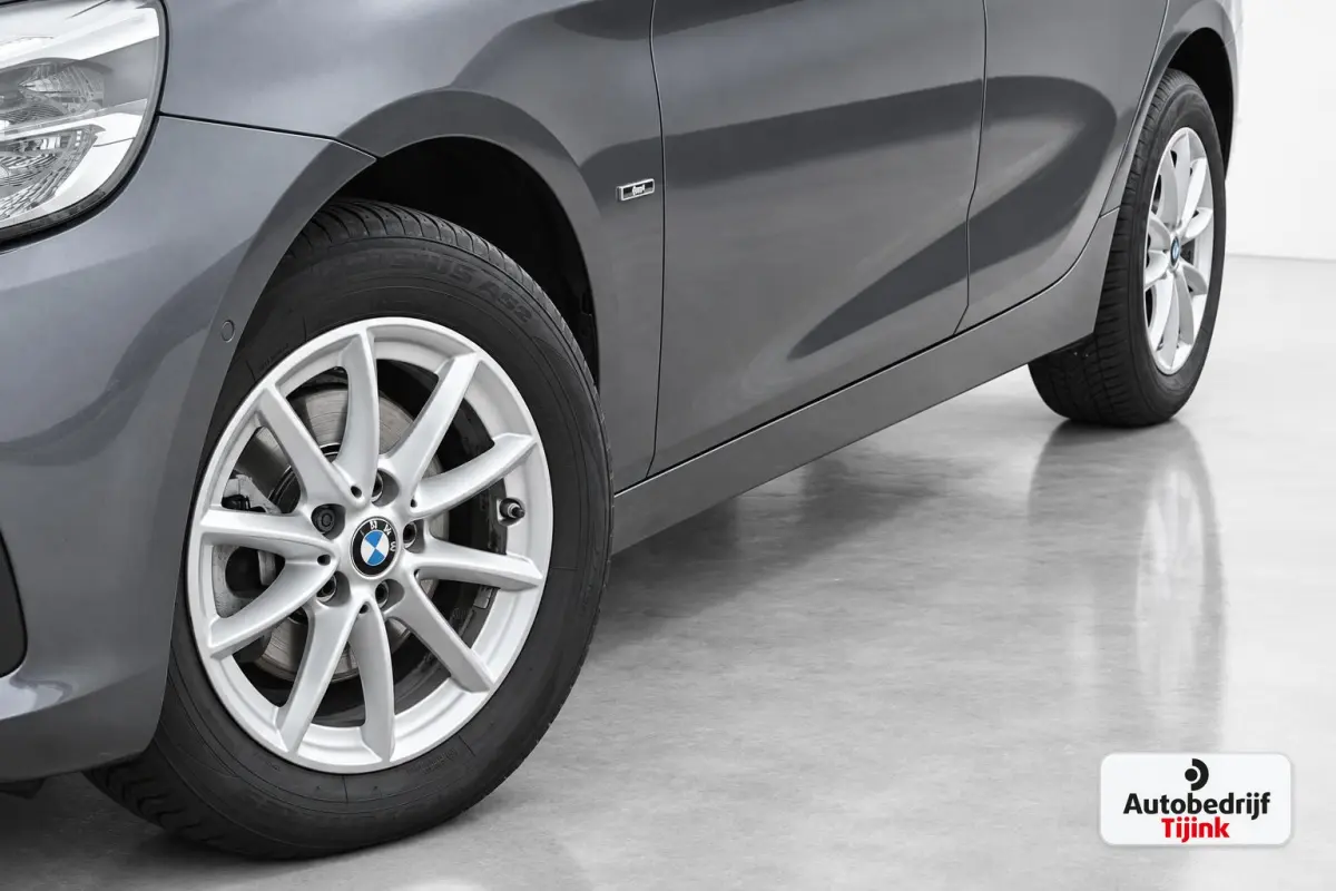 218i Corporate Lease High Executive | Automaat | LED | Navi | Stoelverwarming | Elek. achterklep | Leder | Sportstoelen | HUD | Cruise | All-seasons |