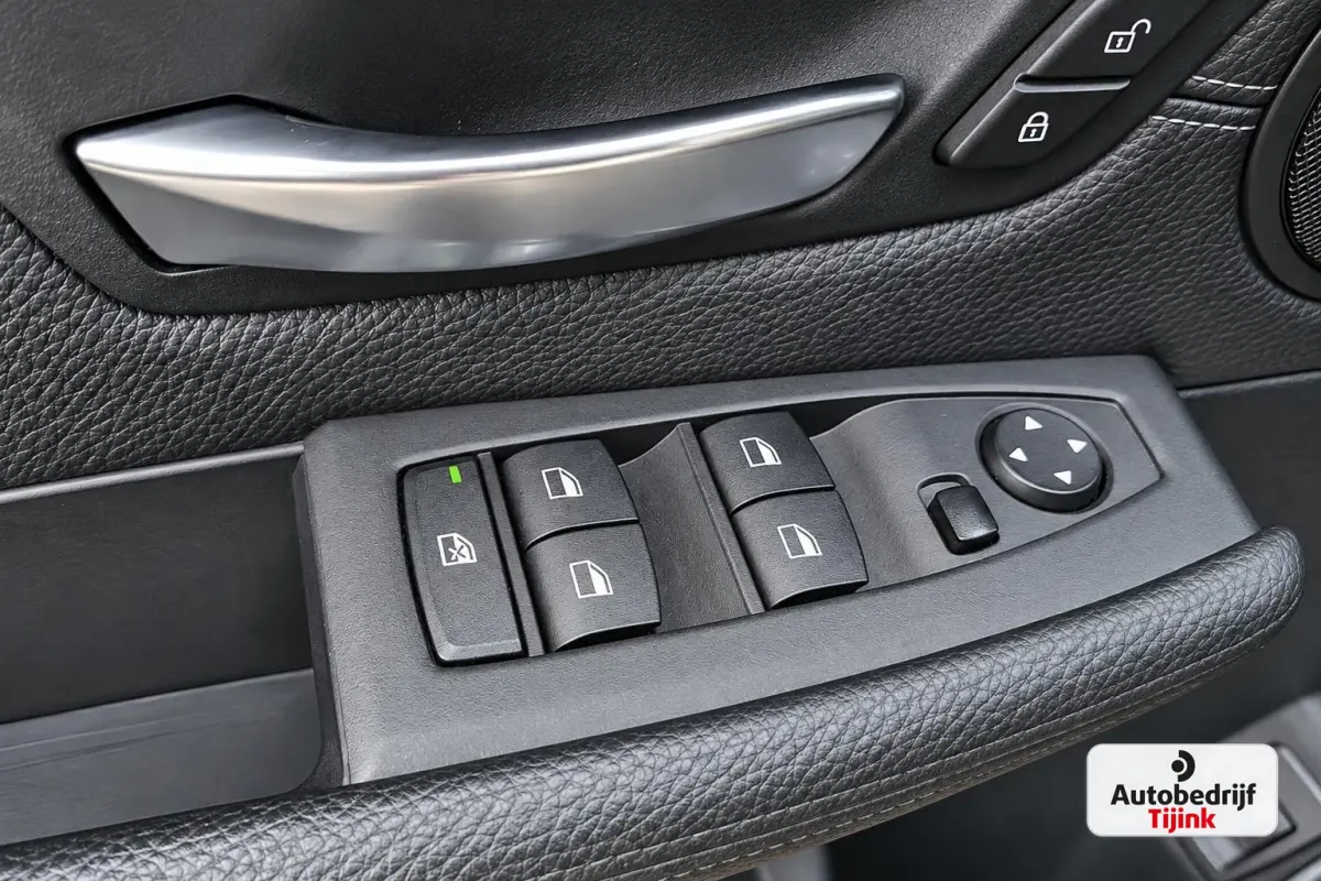 218i Corporate Lease High Executive | Automaat | LED | Navi | Stoelverwarming | Elek. achterklep | Leder | Sportstoelen | HUD | Cruise | All-seasons |