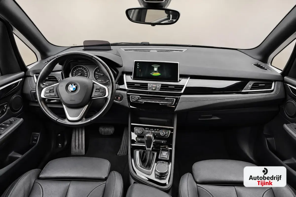 218i Corporate Lease High Executive | Automaat | LED | Navi | Stoelverwarming | Elek. achterklep | Leder | Sportstoelen | HUD | Cruise | All-seasons |