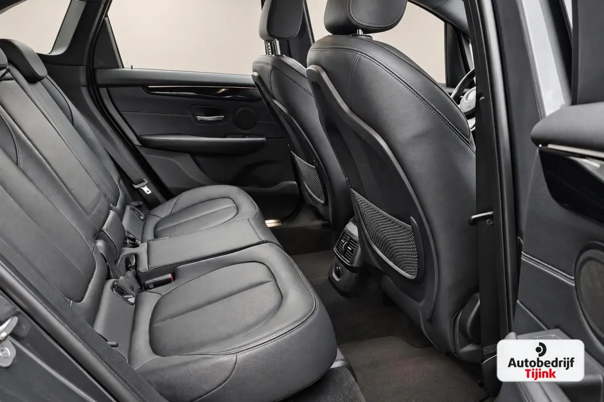 218i Corporate Lease High Executive | Automaat | LED | Navi | Stoelverwarming | Elek. achterklep | Leder | Sportstoelen | HUD | Cruise | All-seasons |