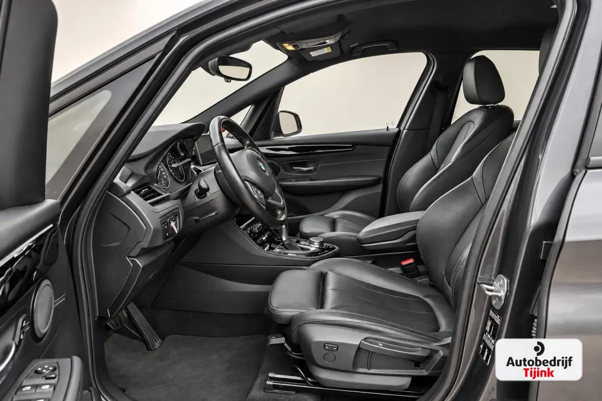 218i Corporate Lease High Executive | Automaat | LED | Navi | Stoelverwarming | Elek. achterklep | Leder | Sportstoelen | HUD | Cruise | All-seasons |