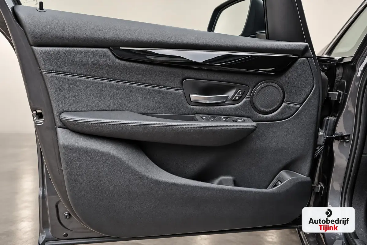 218i Corporate Lease High Executive | Automaat | LED | Navi | Stoelverwarming | Elek. achterklep | Leder | Sportstoelen | HUD | Cruise | All-seasons |