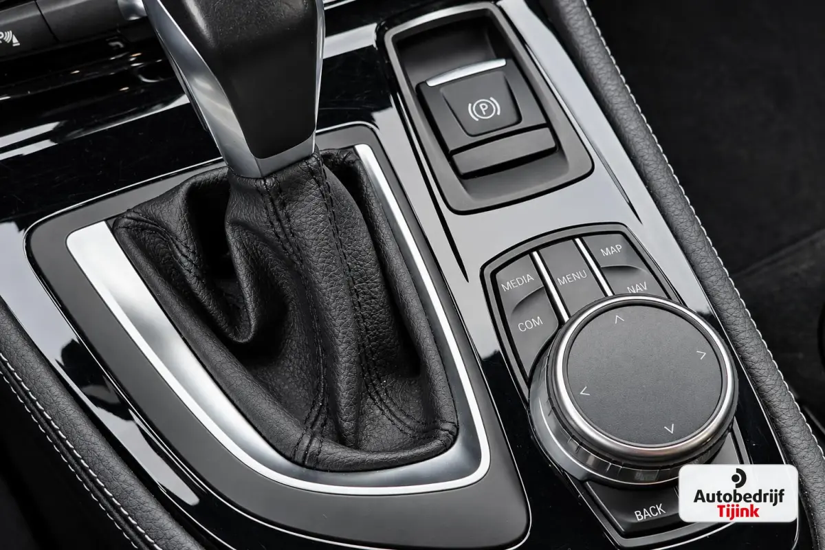 218i Corporate Lease High Executive | Automaat | LED | Navi | Stoelverwarming | Elek. achterklep | Leder | Sportstoelen | HUD | Cruise | All-seasons |