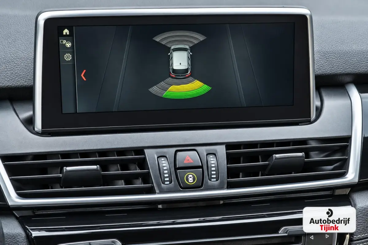 218i Corporate Lease High Executive | Automaat | LED | Navi | Stoelverwarming | Elek. achterklep | Leder | Sportstoelen | HUD | Cruise | All-seasons |