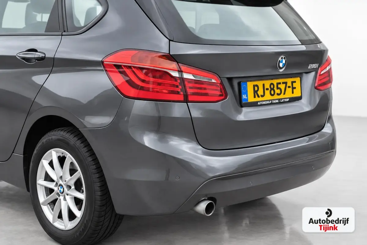 218i Corporate Lease High Executive | Automaat | LED | Navi | Stoelverwarming | Elek. achterklep | Leder | Sportstoelen | HUD | Cruise | All-seasons |
