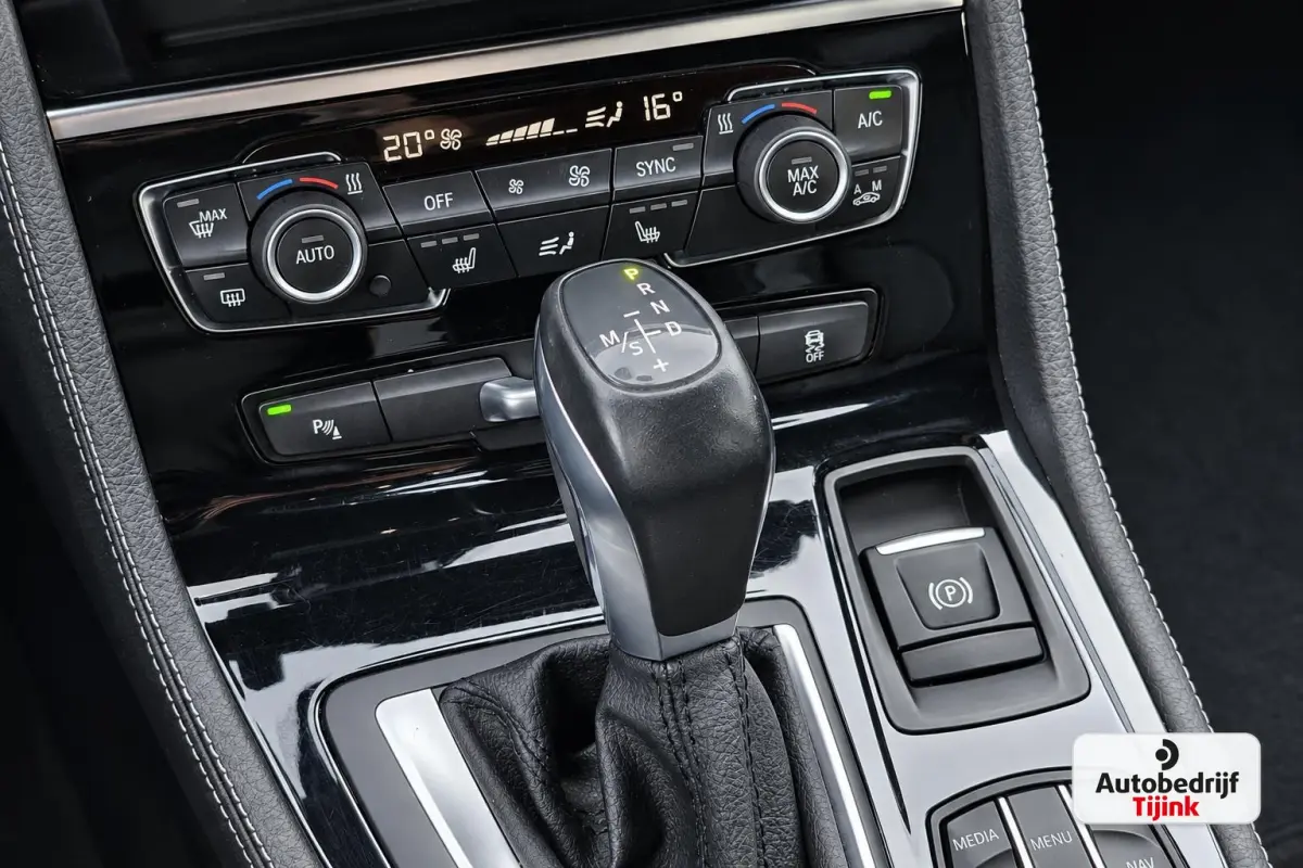 218i Corporate Lease High Executive | Automaat | LED | Navi | Stoelverwarming | Elek. achterklep | Leder | Sportstoelen | HUD | Cruise | All-seasons |