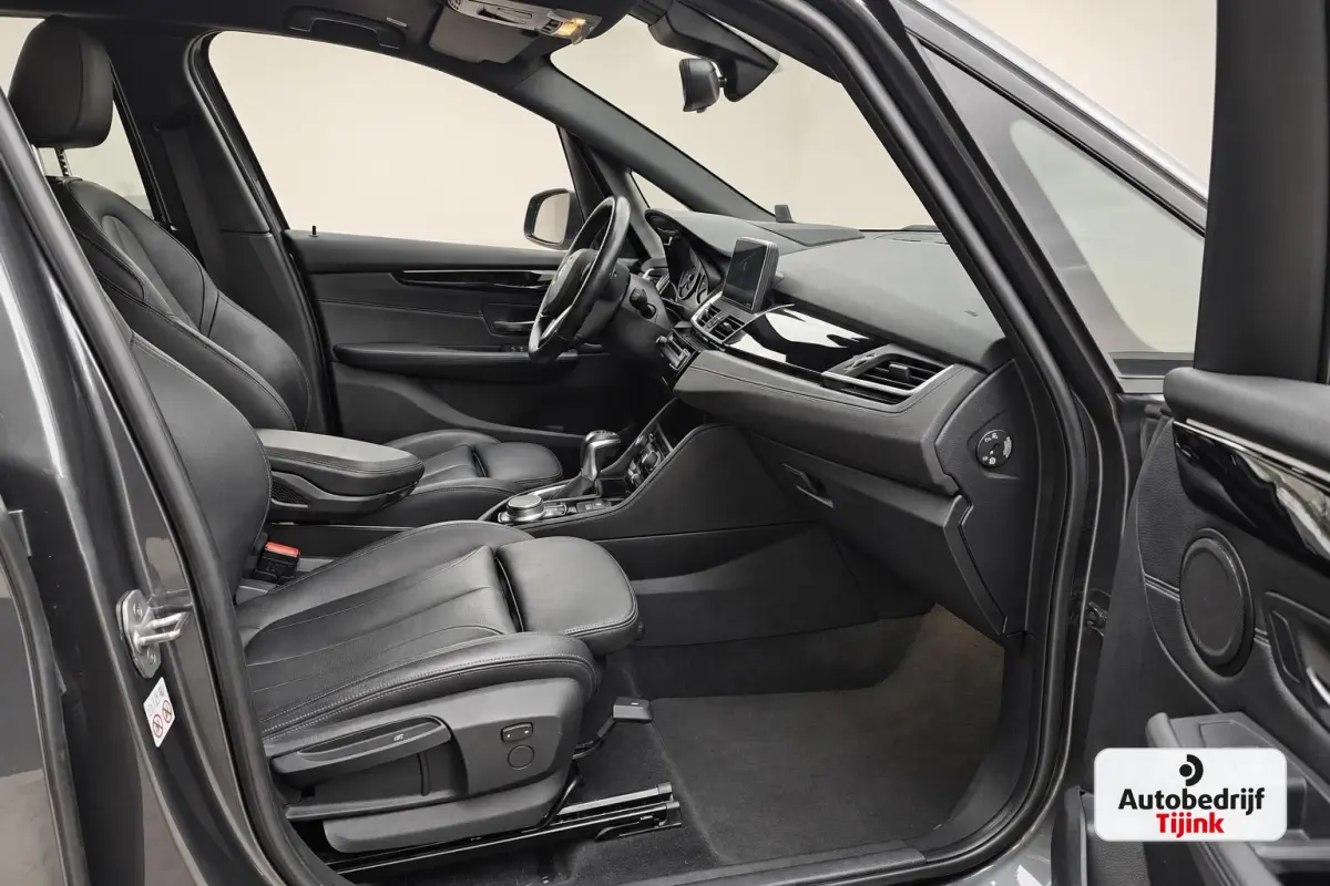 218i Corporate Lease High Executive | Automaat | LED | Navi | Stoelverwarming | Elek. achterklep | Leder | Sportstoelen | HUD | Cruise | All-seasons |