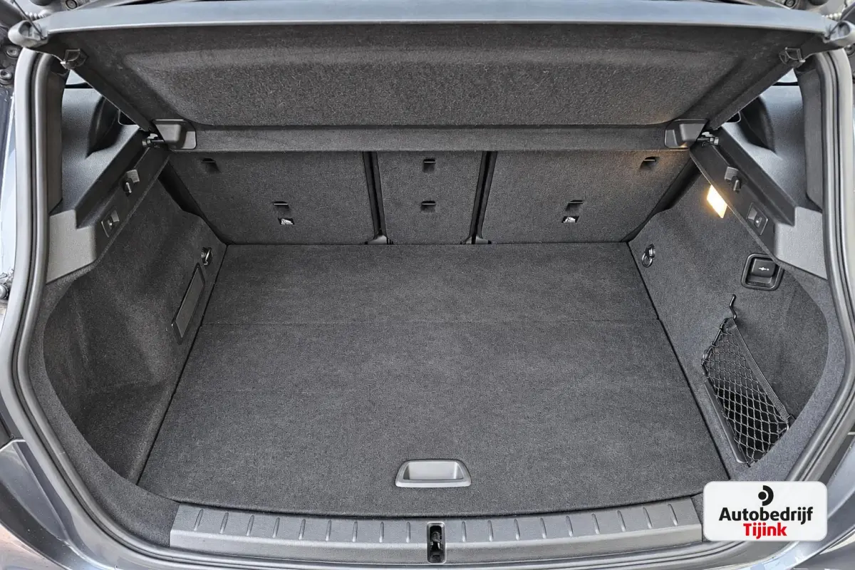 218i Corporate Lease High Executive | Automaat | LED | Navi | Stoelverwarming | Elek. achterklep | Leder | Sportstoelen | HUD | Cruise | All-seasons |
