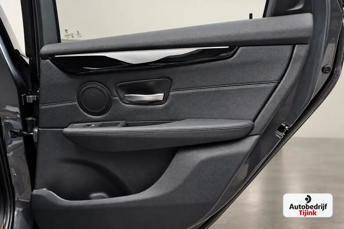 218i Corporate Lease High Executive | Automaat | LED | Navi | Stoelverwarming | Elek. achterklep | Leder | Sportstoelen | HUD | Cruise | All-seasons |