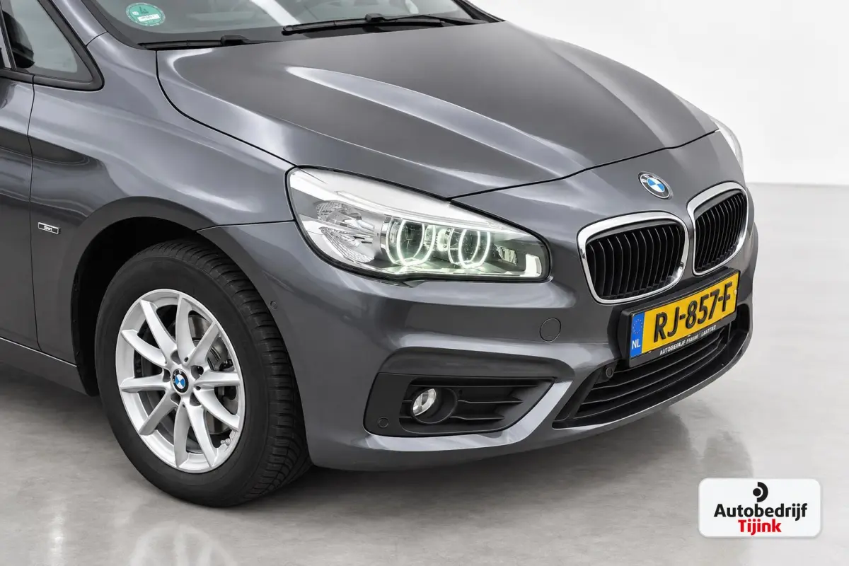 218i Corporate Lease High Executive | Automaat | LED | Navi | Stoelverwarming | Elek. achterklep | Leder | Sportstoelen | HUD | Cruise | All-seasons |