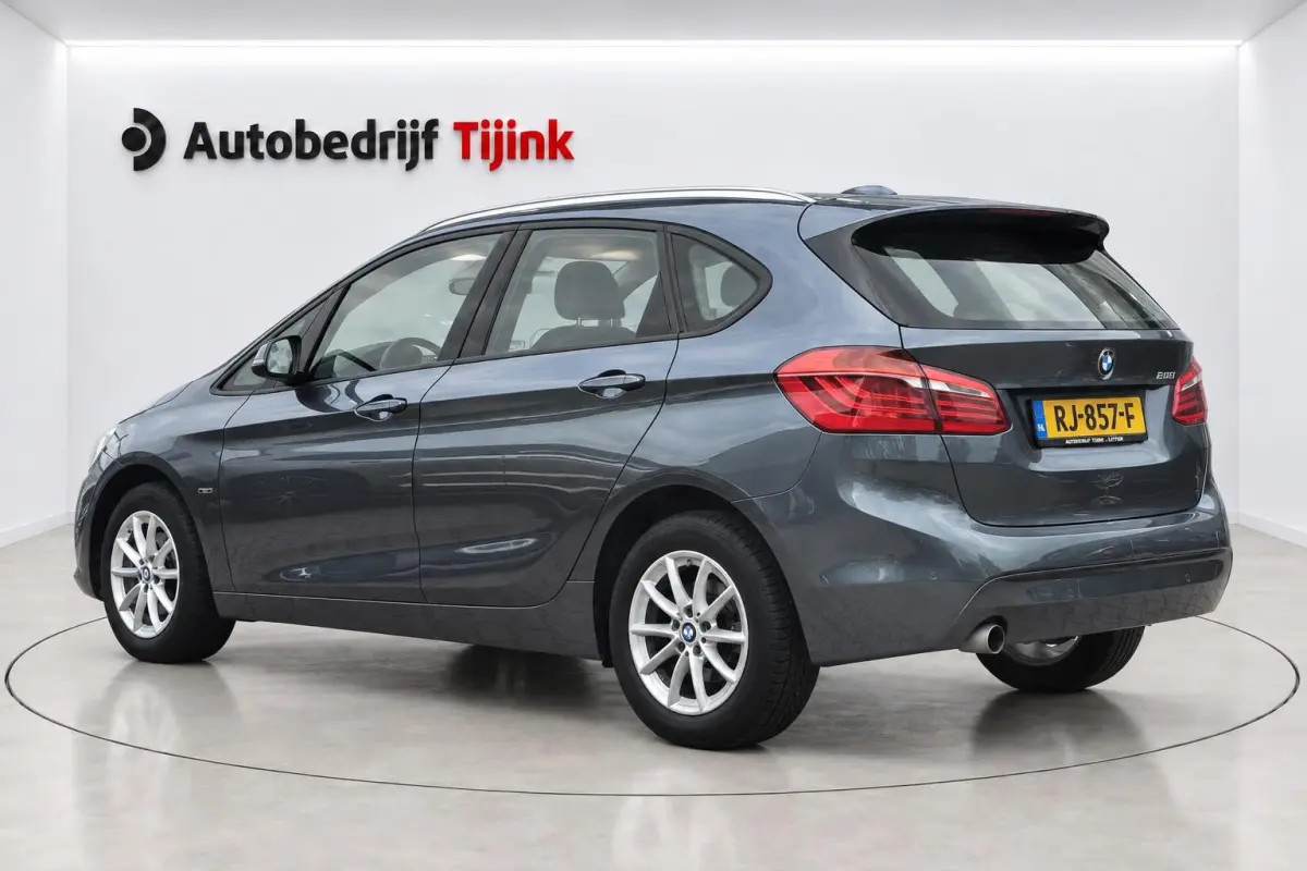 218i Corporate Lease High Executive | Automaat | LED | Navi | Stoelverwarming | Elek. achterklep | Leder | Sportstoelen | HUD | Cruise | All-seasons |
