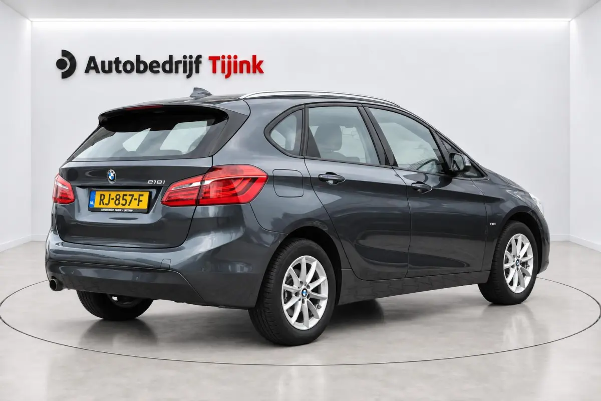 218i Corporate Lease High Executive | Automaat | LED | Navi | Stoelverwarming | Elek. achterklep | Leder | Sportstoelen | HUD | Cruise | All-seasons |