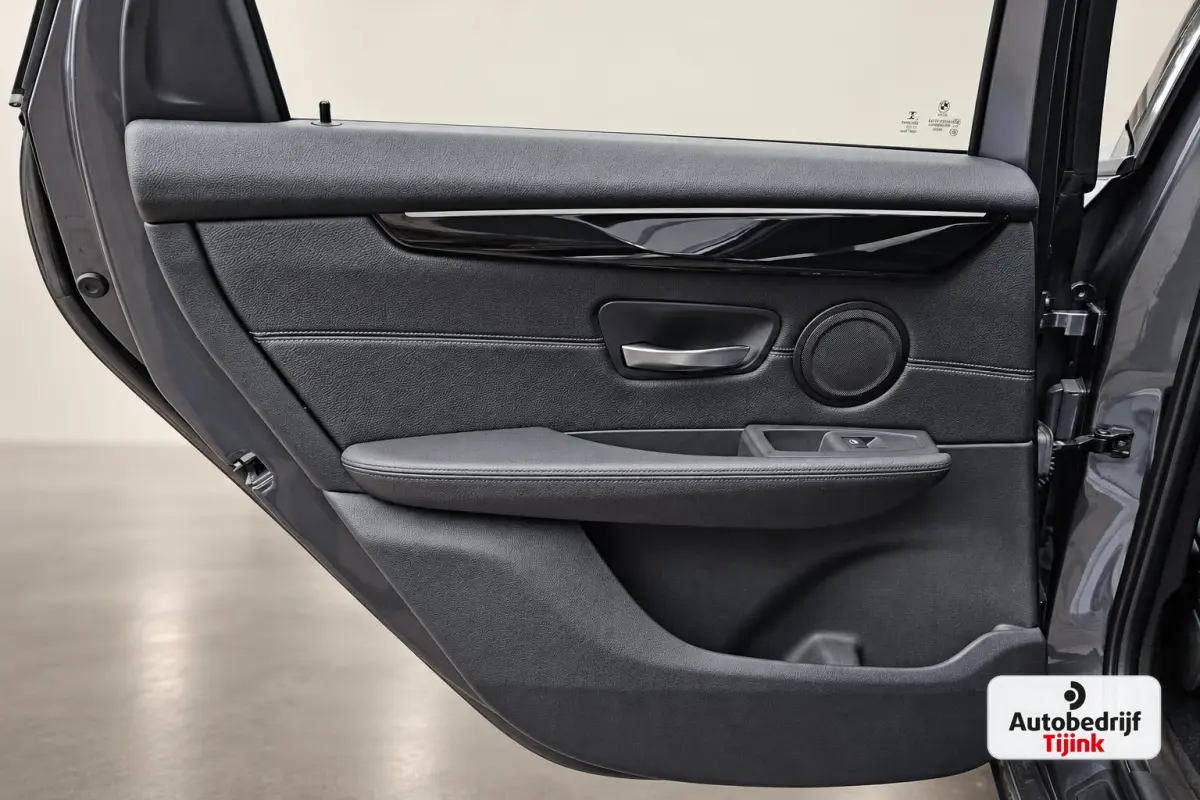218i Corporate Lease High Executive | Automaat | LED | Navi | Stoelverwarming | Elek. achterklep | Leder | Sportstoelen | HUD | Cruise | All-seasons |