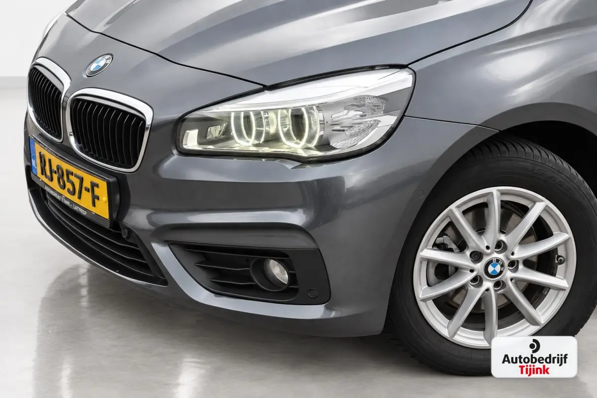 218i Corporate Lease High Executive | Automaat | LED | Navi | Stoelverwarming | Elek. achterklep | Leder | Sportstoelen | HUD | Cruise | All-seasons |