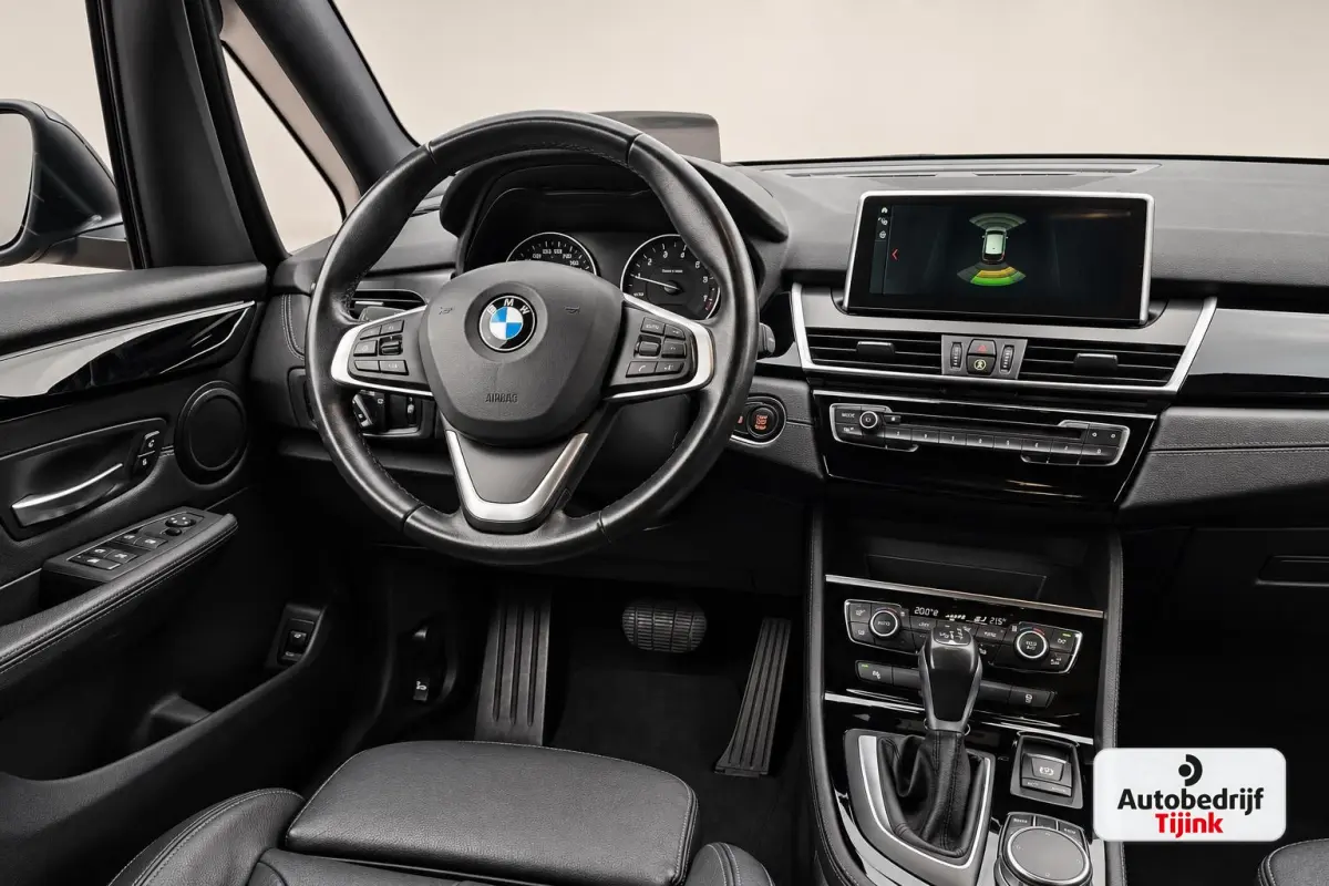 218i Corporate Lease High Executive | Automaat | LED | Navi | Stoelverwarming | Elek. achterklep | Leder | Sportstoelen | HUD | Cruise | All-seasons |