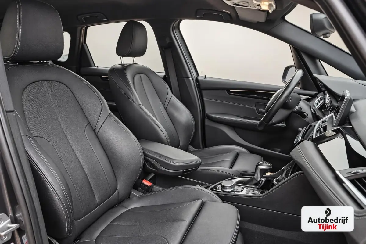 218i Corporate Lease High Executive | Automaat | LED | Navi | Stoelverwarming | Elek. achterklep | Leder | Sportstoelen | HUD | Cruise | All-seasons |