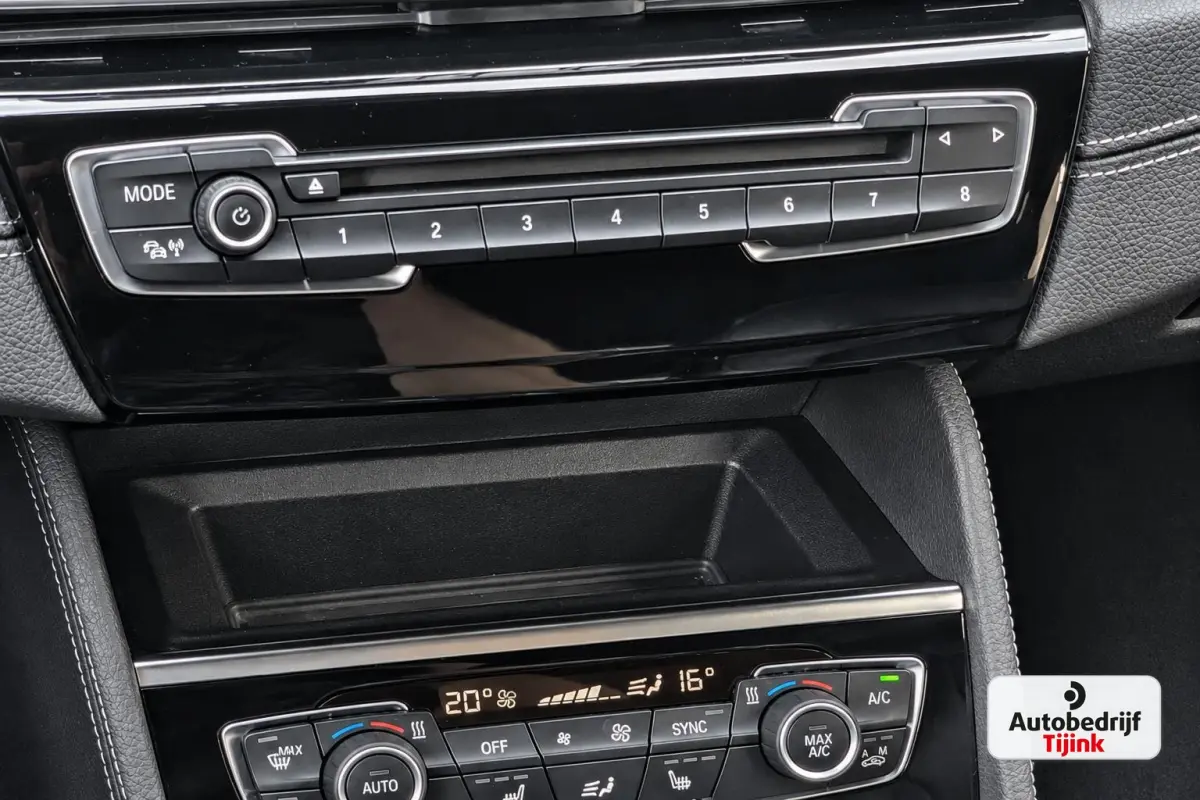 218i Corporate Lease High Executive | Automaat | LED | Navi | Stoelverwarming | Elek. achterklep | Leder | Sportstoelen | HUD | Cruise | All-seasons |