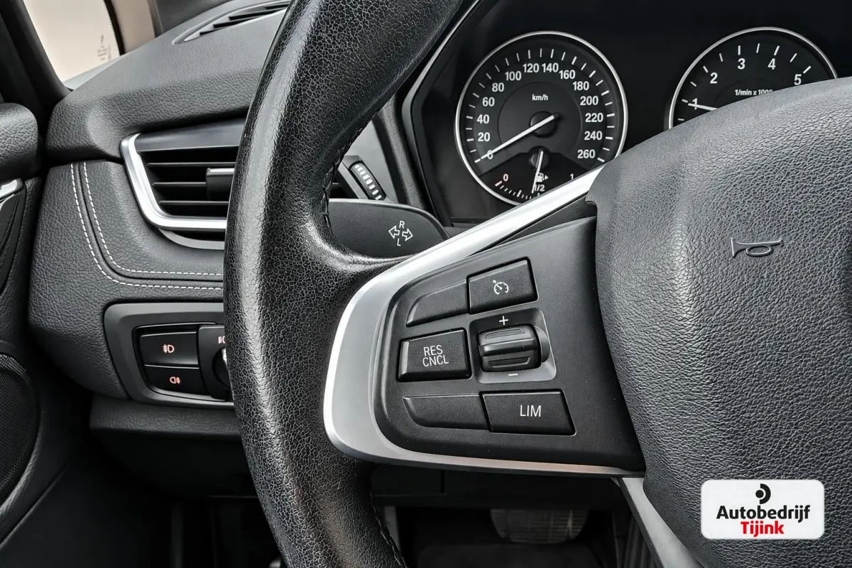 218i Corporate Lease High Executive | Automaat | LED | Navi | Stoelverwarming | Elek. achterklep | Leder | Sportstoelen | HUD | Cruise | All-seasons |